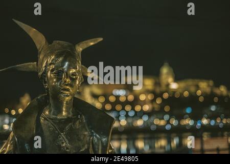 Kleine Prinzessin (Kiskiralylany) Statue auf dem Geländer der Donaupromenade in Budapest, Ungarn Stockfoto