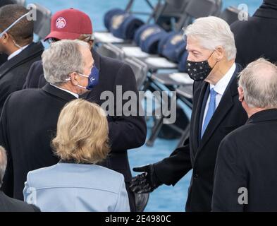 Washington, District of Columbia, USA. Januar 2021. Präsident George Bush und Laura Bush (links), Rep. James Clyburn (D-SC), die eine Maske mit dem Zitat "gute Mühe" tragen, das dem verstorbenen Vertreter John Lewis, dem ehemaligen Präsidenten Bill Clinton, zugeschrieben wird, Und der ehemalige Vizepräsident Dan Quayle, über die antrittsrede dias am 20. Januar 2021 als Joe Biden als 46. Präsident der Vereinigten Staaten eingeweiht wird Kredit: John Harrington/ZUMA Wire/Alamy Live News Stockfoto