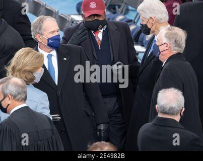 Washington, District of Columbia, USA. Januar 2021. Präsident George Bush und Laura Bush (links), Rep. James Clyburn (D-SC), die eine Maske mit dem Zitat "gute Mühe" tragen, das dem verstorbenen Vertreter John Lewis, dem ehemaligen Präsidenten Bill Clinton, zugeschrieben wird, Und der ehemalige Vizepräsident Dan Quayle, über die antrittsrede dias am 20. Januar 2021 als Joe Biden als 46. Präsident der Vereinigten Staaten eingeweiht wird Kredit: John Harrington/ZUMA Wire/Alamy Live News Stockfoto