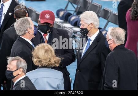 Washington, District of Columbia, USA. Januar 2021. Präsident George Bush und Laura Bush (links), Rep. James Clyburn (D-SC), die eine Maske mit dem Zitat "gute Mühe" tragen, das dem verstorbenen Vertreter John Lewis, dem ehemaligen Präsidenten Bill Clinton, zugeschrieben wird, Und der ehemalige Vizepräsident Dan Quayle, über die antrittsrede dias am 20. Januar 2021 als Joe Biden als 46. Präsident der Vereinigten Staaten eingeweiht wird Kredit: John Harrington/ZUMA Wire/Alamy Live News Stockfoto