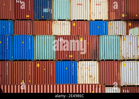 Felixstowe, Großbritannien. 22. Januar 2021. Container in Felixstowe Hafen, Suffolk. Der Containerverkehr hat seit dem Brexit erhebliche Störungen erlebt, da die Häfen überlastet sind und der Papierkram zu Verzögerungen und steigenden Kosten für Importe und Exporte führt. Bilddatum: Freitag, 22. Januar 2021. Bildnachweis sollte lauten: Matt Crossick/Empics/Alamy Live News Stockfoto