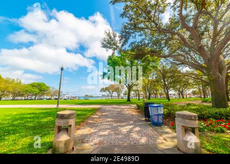 Vinoy Park in Sankt Petersburg unter einem bewölkten Himmel, USA Stockfoto