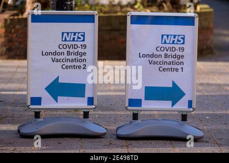 London, Großbritannien. 22. Januar 2021. Schilder vor dem London Bridge Covid-19 Impfzentrum. Die neuesten Daten des Government Office for Science und der Scientific Advisory Group for Emergencies (Sage) legen nahe, dass die Reproduktionszahl oder der R-Wert der Covid-19-Übertragung gesunken ist und nun zwischen 0.8 und 1 im Vereinigten Königreich geschätzt wird. Kredit: Stephen Chung / Alamy Live Nachrichten Stockfoto