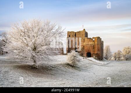 Brougham Castle in der Nähe von Penrith an einem frostigen, hellen Wintermorgen Stockfoto