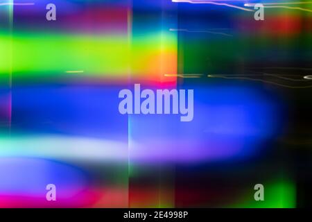 Nahaufnahme von defokussierten horizontalen Farben mit zufälligen linearen Rechtecken, die von LED-Leuchten erzeugt wurden, die nachts im Freien fotografiert wurden. Stockfoto