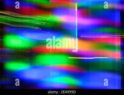 Lebendige Anordnung undefinierter Formen, Linien und Rechtecke, die durch LED-Leuchten erzeugt werden, die nachts im Freien fotografiert werden. Stockfoto
