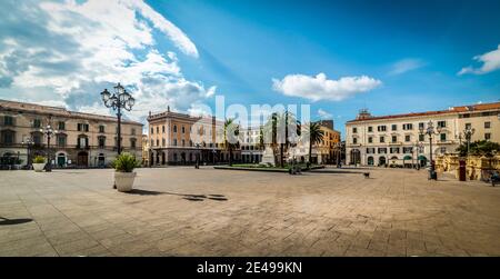 Panoramablick auf die Piazza d'Italia in Sassari an einem sonnigen Tag. Sardinien, Italien Stockfoto