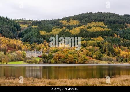 Blick über Loch Achray mit dem Tigh Mor Hotel am Ufer, von der A821 Callander zur Aberfoyle Road in den Trossachs, Schottland, Großbritannien Stockfoto
