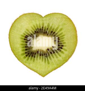 Herzförmige Scheibe aus grüner Kiwi-Frucht, isoliert auf Weiß Hintergrund Stockfoto