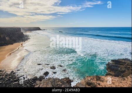 Felsenküste, Strand mit Felsen bei Ebbe, von Playa del Castillo bis Playa del Aljibe de la Cueva, Fuerteventura, Kanarische Inseln, Spanien Stockfoto