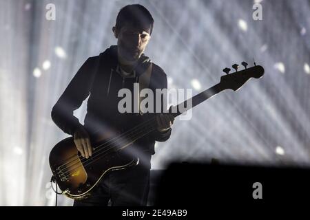 Aarhus, Dänemark. Juni 2017. Die englische Rockband Radiohead spielt ein Live-Konzert während des dänischen Musikfestivals Northside 2017 in Aarhus. Hier ist Bassist Colin Greenwood live auf der Bühne zu sehen. (Foto: Gonzales Photo - Lasse Lagoni). Stockfoto