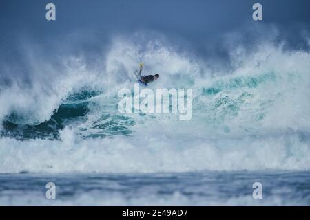 Sufer in einer riesigen Welle im Atlantik, Fuerteventura, Kanarische Inseln, Spanien Stockfoto