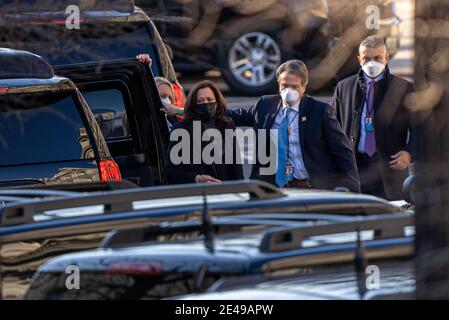 Washington, Usa. Januar 2021. Die Vizepräsidentin der Vereinigten Staaten Kamala Harris kommt auf dem West Executive Drive im Weißen Haus an, um am Freitag, dem 22. Januar 2021, die tägliche Briefing von Präsident Biden in Washington, DC zu empfangen. Harris wird heute auch an anderen Veranstaltungen im Weißen Haus teilnehmen. Foto von Ken Cedeno/UPI Kredit: UPI/Alamy Live Nachrichten Stockfoto