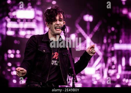 Aarhus, Dänemark. Juni 2017. Die englische Indie-Rock-Band The 1975 spielt ein Live-Konzert während des dänischen Musikfestivals Northside 2017 in Aarhus. Hier ist Sänger Matthew Healy live auf der Bühne zu sehen. (Foto: Gonzales Photo - Lasse Lagoni). Stockfoto