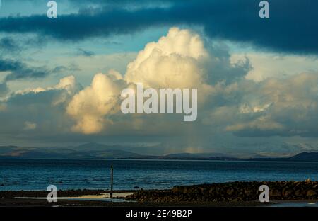 Morecambe, Lancashire, Großbritannien. Februar 2021. Regen über den South Lakes von der Morecambe Bay aus gesehen Kredit: PN News/Alamy Live News Stockfoto