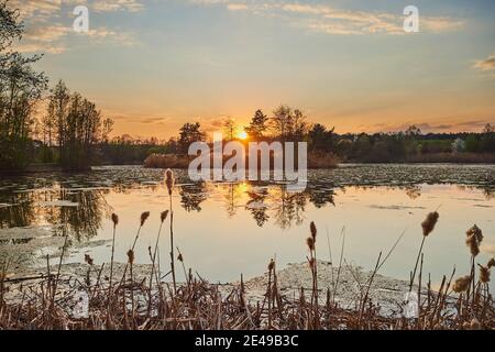 Sonnenuntergang am Rothsee, Bayern, Deutschland Stockfoto