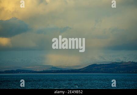 Morecambe, Lancashire, Großbritannien. Februar 2021. Regen über den South Lakes von der Morecambe Bay aus gesehen Kredit: PN News/Alamy Live News Stockfoto