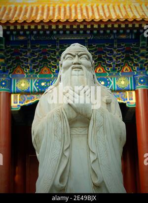 Statue des Konfuzius im Konfuzius Tempel in Peking, China. Stockfoto