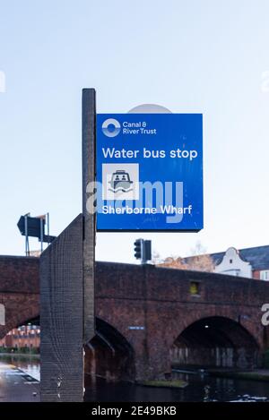 Wasserbushaltestelle auf der Birmingham Canal Old Line an der Sherborne Wharf in Birmingham Stockfoto