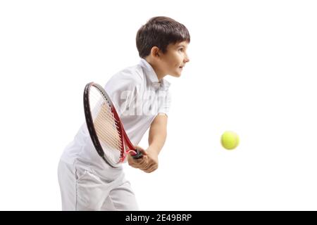 Junge schlagen einen Tennisball isoliert auf weißem Hintergrund Stockfoto