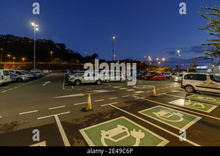 La Laguna, Teneriffa, Spanien - 28. November 2020: Nächtliche Straßen, die während einer Pandemie für weihnachten und Neujahr geschmückt sind. Spaziergang durch die vor Weihnachten L Stockfoto