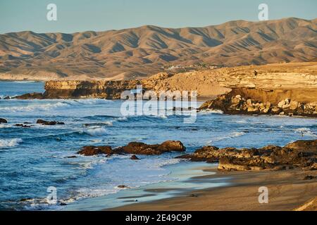 Mirador La Pared vom Strand Playa de la Pared in der Abendsonne, Fuerteventura, Kanarische Inseln, Spanien Stockfoto