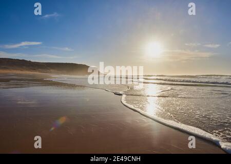 Strand mit Felsen bei Ebbe, Sonnenuntergang, von Playa del Castillo, Playa del Aljibe de la Cueva, Fuerteventura, Kanarische Inseln, Spanien Stockfoto