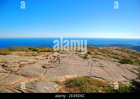 Spitze des Cadillac Peak mit Herbstlaub im Acadia National Park, Maine ME, USA. Stockfoto