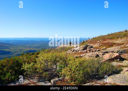 Spitze des Cadillac Peak mit Herbstlaub im Acadia National Park, Maine ME, USA. Stockfoto