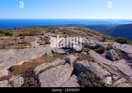 Spitze des Cadillac Peak mit Herbstlaub im Acadia National Park, Maine ME, USA. Stockfoto