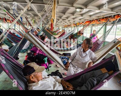 Amazonas-Fluss, Peru - 20. Sep 2019: Menschen auf den Hängematten auf dem Frachtschiff. Amazonien, Weg von Santa Rosa nach Iquitos. Südamerika Stockfoto