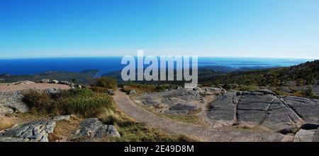 Spitze des Cadillac Peak mit Herbstlaub im Acadia National Park, Maine ME, USA. Stockfoto