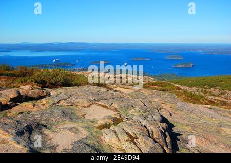 Spitze des Cadillac Peak mit Herbstlaub im Acadia National Park, Maine ME, USA. Stockfoto