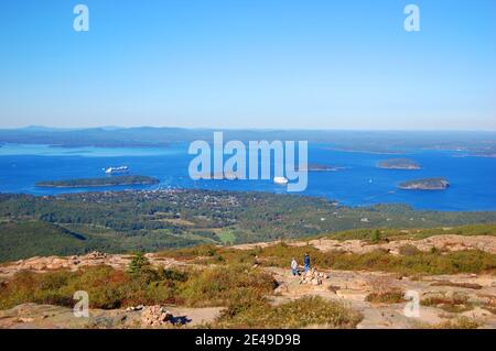 Spitze des Cadillac Peak mit Herbstlaub im Acadia National Park, Maine ME, USA. Stockfoto