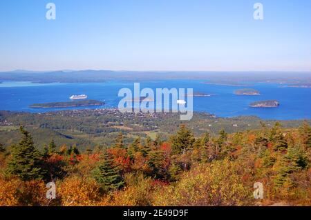 Spitze des Cadillac Peak mit Herbstlaub im Acadia National Park, Maine ME, USA. Stockfoto