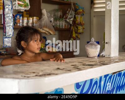 Amazonas-Fluss, Peru - 20. Sep 2017: Porträt eines kleinen Mädchens – einer Bewohnerin Perus. Amazonien, Südamerika. Stockfoto