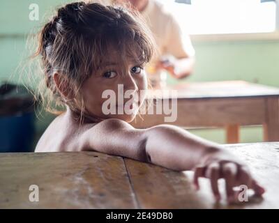 Amazonas-Fluss, Peru - 20. Sep 2017: Porträt eines kleinen Mädchens – einer Bewohnerin Perus. Amazonien, Südamerika. Stockfoto