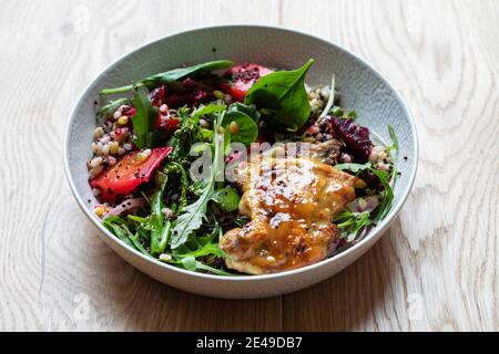 Gesunder Salat mit glasierten Hühnchen-Tigh Stockfoto