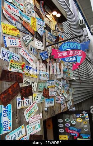 Verschiedene Nummernschilder an der Wand Bar Harbor Maine ME USA. Stockfoto