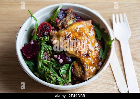 Gesunder Salat mit glasierten Hühnchen-Tigh Stockfoto