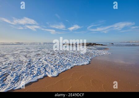 Strand mit Felsen bei Ebbe, Sonnenuntergang, von Playa del Castillo, Playa del Aljibe de la Cueva, Fuerteventura, Kanarische Inseln, Spanien Stockfoto