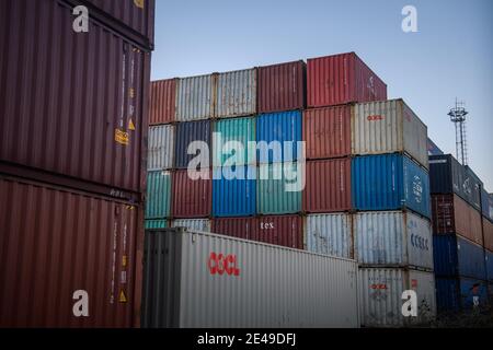 Felixstowe, Großbritannien. 22. Januar 2021. Container in Felixstowe Hafen, Suffolk. Der Containerverkehr hat seit dem Brexit erhebliche Störungen erlebt, da die Häfen überlastet sind und der Papierkram zu Verzögerungen und steigenden Kosten für Importe und Exporte führt. Bilddatum: Freitag, 22. Januar 2021. Bildnachweis sollte lauten: Matt Crossick/Empics/Alamy Live News Stockfoto