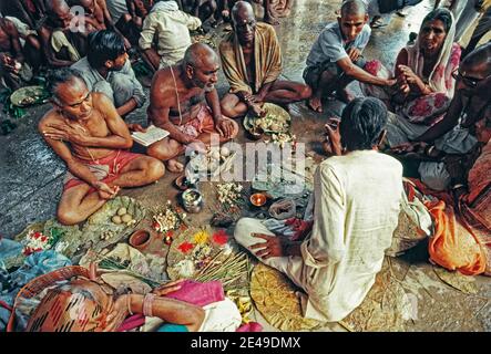 Das Bild von Männern, die zu den Vorfahren Pinddaan in Vishnupad beten Gaya Bihar Indien Stockfoto