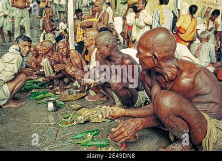 Das Bild von Männern, die zu den Vorfahren Pinddaan in Vishnupad beten Gaya Bihar Indien Stockfoto