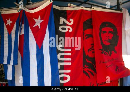 Kubanische und Che Flaggen in einem Geschäft in Havanna, Kuba Stockfoto