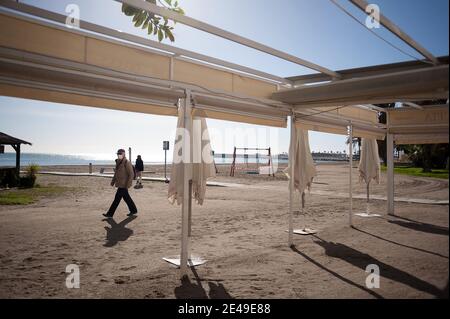 Malaga, Spanien. Januar 2021. Ein Mann mit Gesichtsmaske als Vorsichtsmaßnahme gegen die Ausbreitung von covid-19 geht an einer geschlossenen Strandbar am Strand von La Malagueta vorbei, inmitten einer Coronavirus-Pandemie.die Region Andausia erleidet einen unkontrollierten täglichen Anstieg von Coronavirus-Fällen, trotz harter Einschränkungen im täglichen Leben. In den letzten Wochen hat Andalusien täglich Tausende von Infektionen in der Region gemeldet, während der Krankenhausdruck weiter steigt. Kredit: SOPA Images Limited/Alamy Live Nachrichten Stockfoto