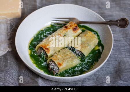 Champignons, Spinat und Ricotta Chesse Cannelloni in Spinatsoße Stockfoto