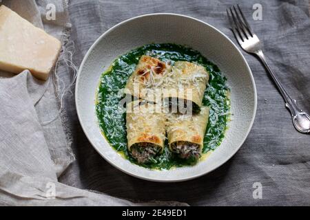 Champignons, Spinat und Ricotta Chesse Cannelloni in Spinatsoße Stockfoto