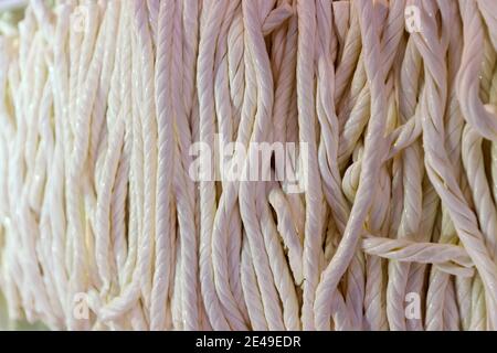 Cheese Chechil. Hausgemachte Weichkäse-Produktion. Türkische nationale Küche Stockfoto