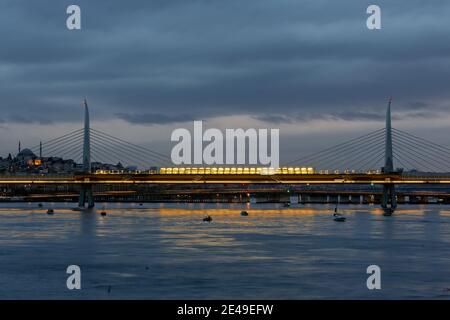 Golden Horn Bridge - Kabelbrücke in Istanbul, Türkei Stockfoto